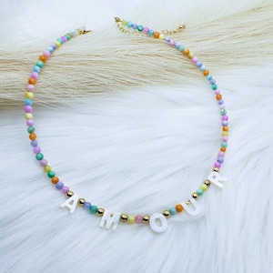 Collar con nombre multicolor, collar con nombre personalizado, collar personalizado con cuentas, collar con nombre y letra de nácar, collar de cuentas