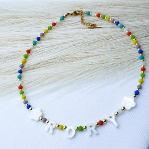 Collar con nombre personalizado con cuentas y letras de nácar Collar con nombre personalizado Collares hechos a mano para niños Collar hecho a mano