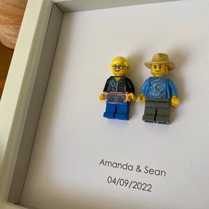Moldura personalizada de aniversário com minifigura de pessoa para casal, presente romântico para ele ou ela, lembrança de amor única, celebração de marco.