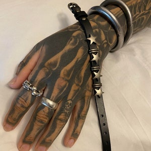 Tatouage motard gothique punk glam rock n roll, boucle en cuir végétalien, bracelet quatre étoiles, bracelet jonc, tatouage neutre en métal pour la Saint-Valentin image 1