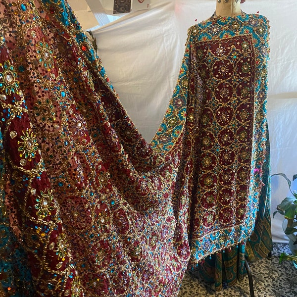 Délicieux rouge bordeaux vintage authentique grande écharpe en tissu sari sari avec bijoux, jetée paréo châle festival maison pièce unique