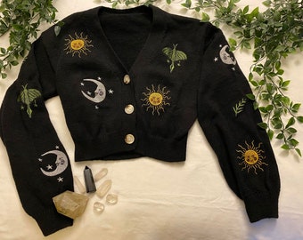 Sun Moon Celestial bestickt Pixie Goth Wald Fee Kern Vegan schwarze Strickjacke mit Knöpfen Strickoberteil One Size Unisex Ostergeschenk 12 14 16