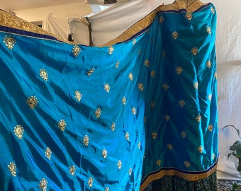 Vibrante blu mare e oro Bellissima sciarpa avvolgente in tessuto Sari autentico vintage, scialle in tessuto sarong, unico e unico