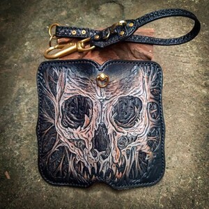 Handgefertigte geschnitzte Lederbrieftasche, Schädellederbrieftasche, lange zweifache Brieftasche, Bikerbrieftasche für Männer, punzierte Skelett-Motorkettenbrieftasche, Geschenke
