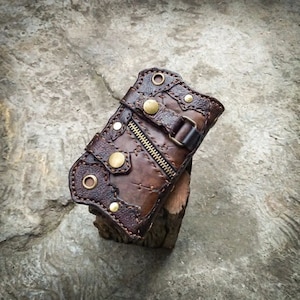 Cartera bifold de cuero, Cartera única de cuero, Cartera de cuero para hombre hecha a mano, Cartera vikinga, Cartera de motor, Cartera de motociclista, Cartera tallada, Regalos