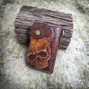 Hand punzierte Schädel Hörner Brieftasche, geschnitzte mittlere Brieftasche aus Skelett Leder, Monster einzigartige zweifache Brieftasche, Biker Brieftasche, Motorrad Brieftasche, Geschenke