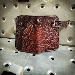 Leder geschnitzte zweifache Biker-Brieftasche, Sichere Brieftasche für Karten und Bargeld, Stilvolle funktionelle Brieftasche, Einzigartige Schädel mit Hörnern beängstigend mittelgroße Brieftasche