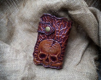 Cartera de camionero de cuero repujado hecha a mano: Cartera de motociclista con calavera tallada