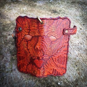 Cartera larga de motociclista de cuero Necronomicon, cartera con motorista Necronomicon Evil Dead - Demon Eyes, cartera con cosido de piel humana falsa con sonrisa de monstruo