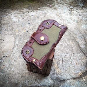 Cartera de cuero marrón hecha a mano para hombres, Cartera de cuero única para motociclistas, Cartera de cuero estilo camionero de dos pliegues, Cartera de vaquero tallada, Regalos
