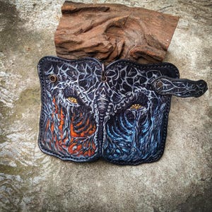 Cartera de cuero espeluznante de monstruo, cartera de cuero de motociclista mediana con calavera tallada, billetera única con herramientas de ojo de águila, billetera de hombre aterradora, regalos