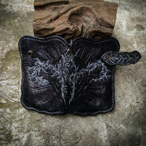 Cartera de cuero con diseño de flores negras y diseño de monstruo espeluznante, tallada con espinas, tamaño mediano, para motociclistas, cartera de regalo hecha a mano para hombres, regalo para padre