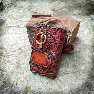 Cartera de cuero espeluznante de monstruo, cartera de cuero de motociclista mediana con calavera tallada, cartera única hecha a mano para hombre con espada de hueso de esqueleto, regalos
