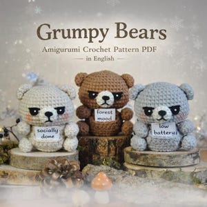 Puede incluir: Tres amigurumis de osos de ganchillo con expresiones gruñonas. Los osos son en tonos grises, marrones y beige, cada uno sosteniendo un pequeño letrero. El texto "Grumpy Bears" y "Amigurumi Crochet Pattern PDF" se muestra encima de los osos.
