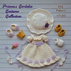 Peut inclure: Ensemble de costume de princesse au crochet crème, comprenant une robe, un chapeau, des chaussures, une couronne et des accessoires. La robe est ornée de fleurs violettes et d'un nœud. Le texte "Princess Gordelia Costume Collection" et "PDF Pattern in English".