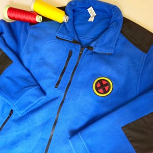 Giacca invernale in pile con emblema ricamato dell'Istituto dei Mutanti per cosplay.