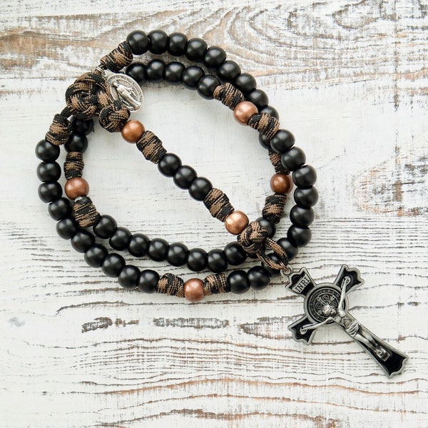 Der robuste Hail Mary – Paracord-Rosenkranz für Herren in Schwarz und Antik-Kupfer-Camouflage – katholisches Geschenk für Männer