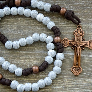 Umarme das Kreuz - 5 Jahrzehnte katholischer Paracord Rosenkranz | 12 Apostel Kruzifix, Wunderbare Medaille