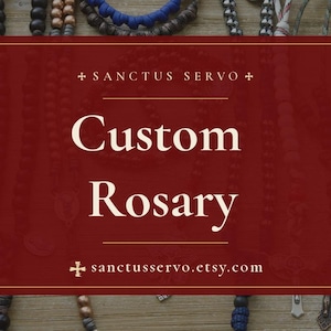 Puede incluir: Una colecci&oacute;n de varios rosarios con cuentas en colores que incluyen rosa, blanco, negro, azul y marr&oacute;n, con crucifijos de metal. Una superposici&oacute;n rectangular de color rojo oscuro muestra el texto SANCTUS SERVO, Custom Rosary y sanctusservo.etsy.com.