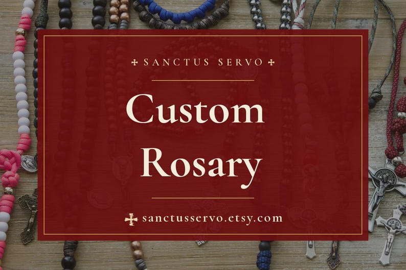 Puede incluir: Una colecci&oacute;n de varios rosarios con cuentas en colores que incluyen rosa, blanco, negro, azul y marr&oacute;n, con crucifijos de metal. Una superposici&oacute;n rectangular de color rojo oscuro muestra el texto SANCTUS SERVO, Custom Rosary y sanctusservo.etsy.com.