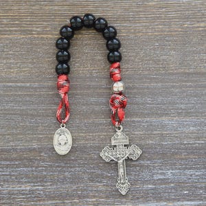 Rosario de paracord de bolsillo rojo "La Fuerza de San Florián": Regalo para bomberos, personal de emergencias médicas y socorristas.