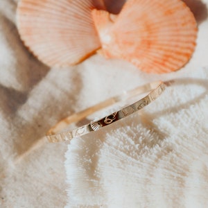 14 kt Gold Bangle Seashell Bracelet, Hand-Stamped Seashell Bracelet, Minimalist Cowrie Shell Bracelet, Golden Beach Bracelet, Beach Jewelry