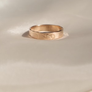 14kt Gold Seashell Stacking Ring, Minimalist Gold Shell Stacking Ring, Delicate Gold Band with Seashells, Gold Shell Stacking Ring