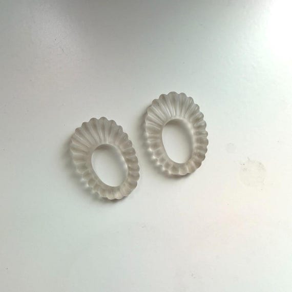 Frosted Glass or Stone Scalloped Oval Ring Size 5