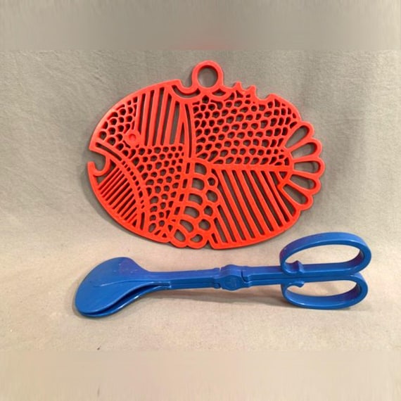 Vintage Dansk Red Fish Trivet by Gunnar Cyrén & Blue Melamine Tongs – 1970s Danish Modern