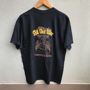 Puede incluir: Camiseta negra con un gráfico de una banda llamada "All Out War" y el texto "Condemned to Suffer".
