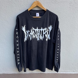 Puede incluir: Un letrero de madera hecho a mano con la palabra "Welcome" en una fuente juguetona. El letrero está pintado de blanco con un acabado envejecido y presenta un diseño floral en tonos rosas y verdes. Mide aproximadamente 30 cm de ancho.