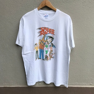 Pode incluir: Camiseta branca com uma estampa gráfica dos personagens de desenho animado Speed Racer. Os personagens são Speed Racer, Trixie, Sparky e outros. O texto "Speed Racer" é impresso em laranja e preto.