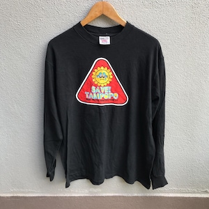 Op de afbeelding: Zwart langarm T-shirt met een rode driehoekige afbeelding met een gele cartoonzon met een verdrietig gezicht en de tekst "Save! Tampopo" en "World Tour '93" in blauw.