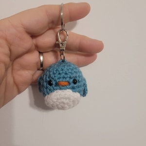 Porte-clé pingouin amigurumi crochet fait à la main québec  pinguin keychain 100% acrylique laine