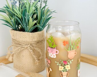 Vaso de cerveza con plantas bohemias: taza de café helado con flores