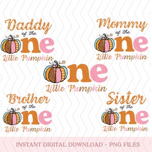 Puede incluir: Cuatro diseños digitales que presentan una calabaza y el texto "One" con diferentes títulos sobre la calabaza: "Daddy of the", "Mommy of the", "Brother of the" y "Sister of the".