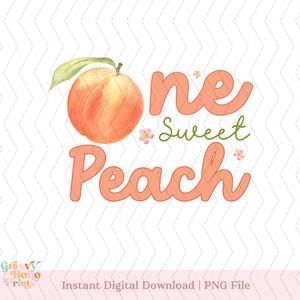 Puede incluir: Ilustración en acuarela de un melocotón maduro con una hoja verde. El texto "One Sweet Peach" es de color naranja suave, con "Sweet" en verde. Pequeñas flores rosas acentúan el diseño sobre un fondo blanco.