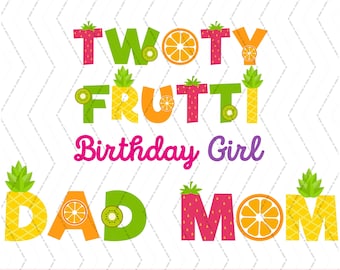 Op de afbeelding: Een kleurrijk grafisch ontwerp met de tekst "Twoty Frutti Birthday Girl Dad Mom" met fruit illustraties in elke letter.
