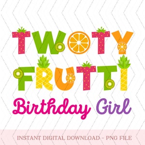 Peut inclure: Un design graphique coloré avec les mots "Two-ty Fruti Birthday Girl" et des illustrations de fruits. Les lettres sont décorées de fraises, d'ananas, d'oranges et de kiwis.