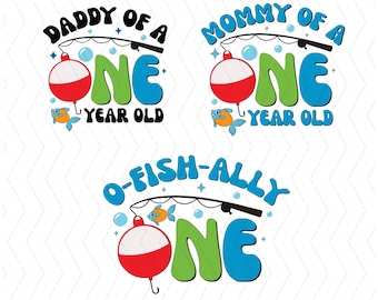 Pode incluir: Três designs digitais que apresentam uma vara de pesca, um bóia e a palavra "um" em uma fonte colorida e divertida. Os designs incluem o texto "Pai de um filho de um ano", "Mãe de um filho de um ano" e "O-Fish-Ally Um".