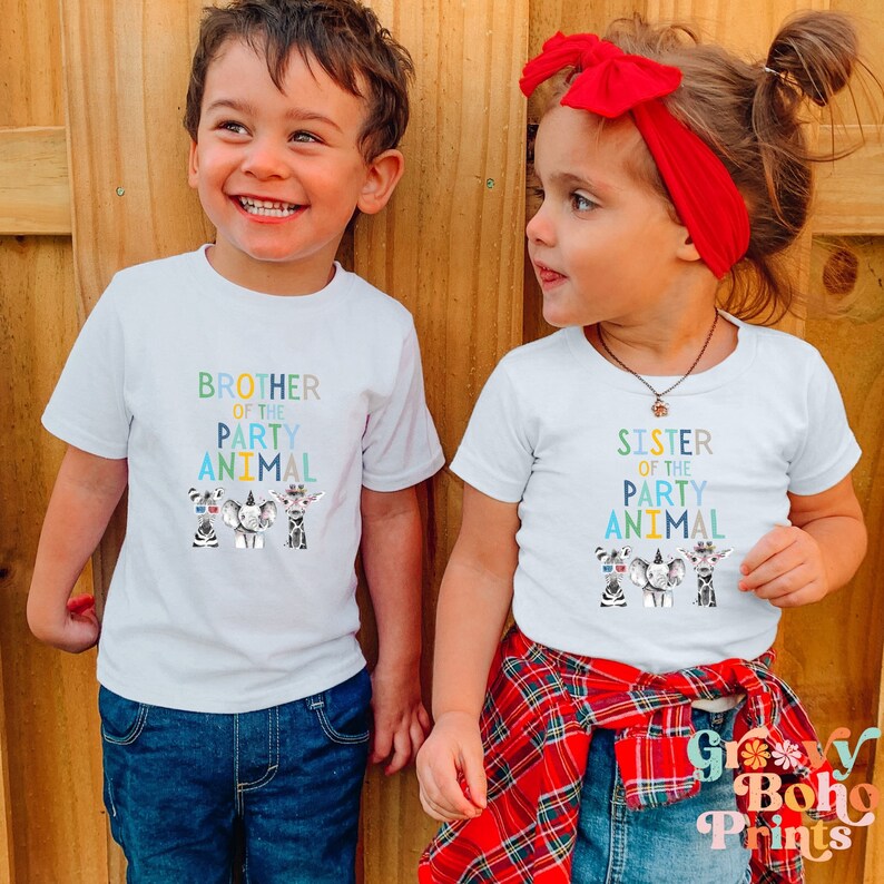 Puede incluir: Dos ni&ntilde;os con camisetas blancas con tem&aacute;tica de animales de fiesta. La camiseta del ni&ntilde;o dice "Hermano del animal de fiesta" y la camiseta de la ni&ntilde;a dice "Hermana del animal de fiesta". Ambas camisetas muestran una cebra, un elefante y una jirafa con sombreros de fiesta.