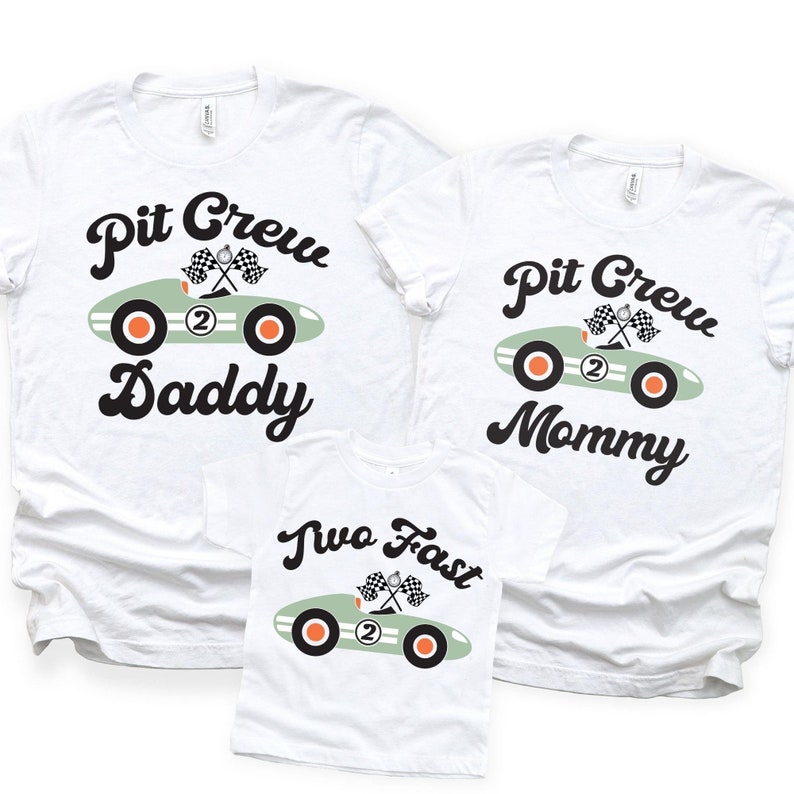 Pu&ograve; includere: Tre magliette bianche con un design di auto da corsa verde e testo. Le magliette dicono "Pit Crew Daddy", "Pit Crew Mommy" e "Two Fast".