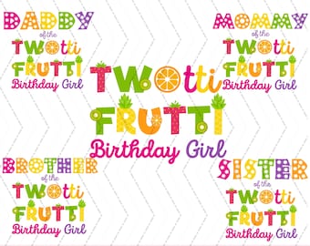 Op de afbeelding: Vier kleurrijke digitale ontwerpen met de tekst "Two-tti Frutti Birthday Girl" en fruit illustraties. De ontwerpen zijn voor een "Papa", een "Mama", een "Broer" en een "Zus" van het jarige meisje.