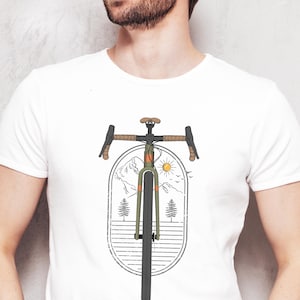 Unisex cykel-T-shirt med grafisk design - Presentidé för cykel- och äventyrsentusiaster - Exklusiv design för honom - Handritad för resenärer
