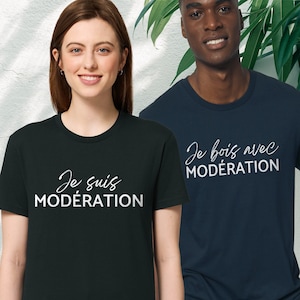 Peut inclure: Deux t-shirts avec du texte en français. Le t-shirt noir dit "Je suis modération" et le t-shirt bleu marine dit "Je bois avec modération".