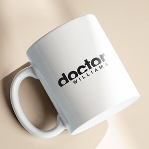 Puede incluir: Taza de cerámica blanca con un logotipo negro que dice "doctor williams"