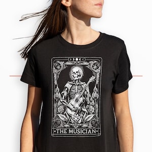 Tshirt Coton Carte Tarot Musicien, Squelette Jouant de la Guitare, Cadeau Fans Musique et Dark ou Professeur, Amateur de tarot, Unisexe