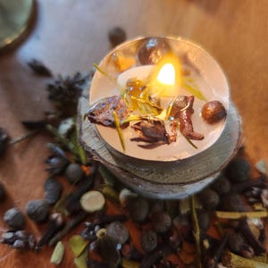 Bougie rituelle de Noël sur une mini bûche de bouleau. Mini-bougie bûche de Noël