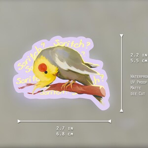 Puede incluir: Una pegatina troquelada con una cacat&uacute;a amarilla y gris posada en una rama marr&oacute;n, con la palabra "Scritch?" en amarillo. La pegatina mide 6,8 cm de ancho y 5,5 cm de alto, es impermeable, resistente a los rayos UV y mate.