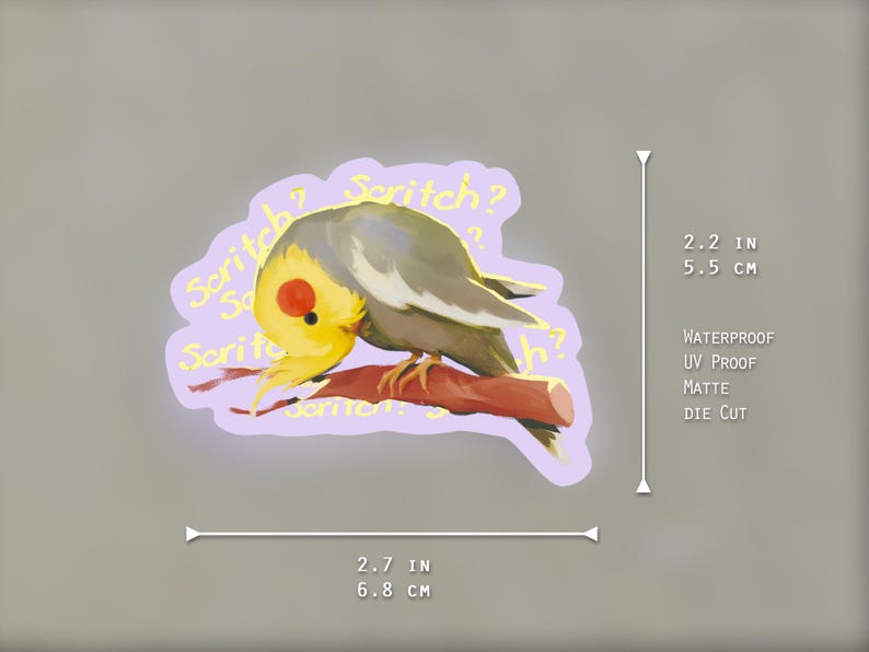 Puede incluir: Una pegatina troquelada con una cacat&uacute;a amarilla y gris posada en una rama marr&oacute;n, con la palabra "Scritch?" en amarillo. La pegatina mide 6,8 cm de ancho y 5,5 cm de alto, es impermeable, resistente a los rayos UV y mate.